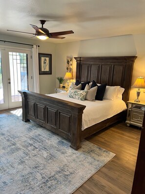 5 bedrooms, desk, iron/ironing board, travel crib