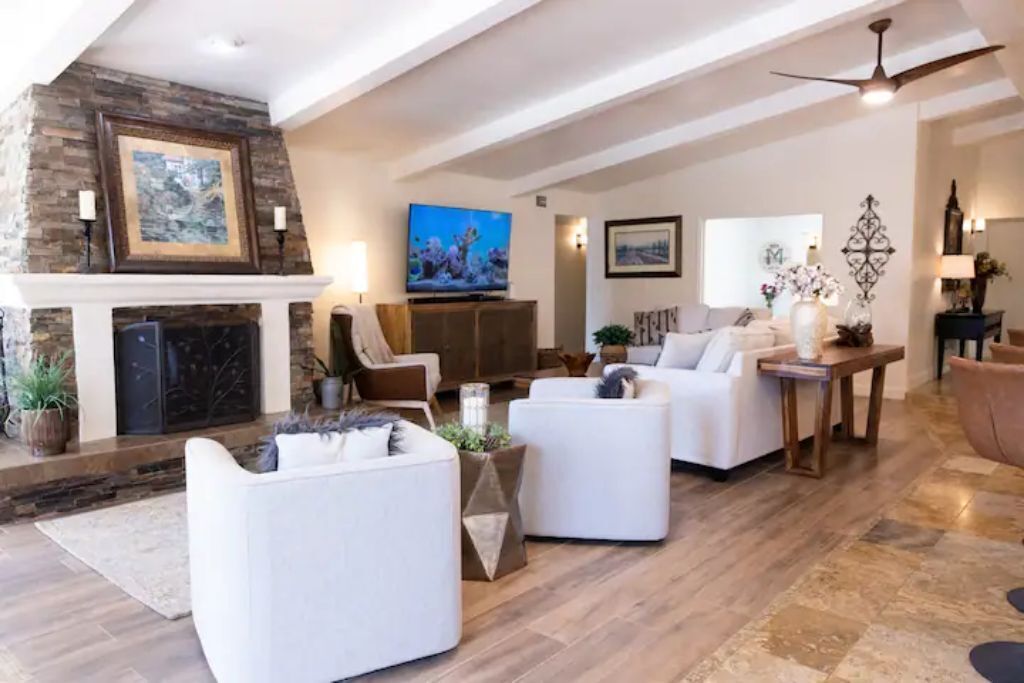 Smart-TV, Kamin, DVD-Player, Bücher