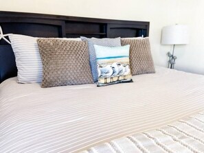 1 soverom, skrivebord, strykejern/-brett og reiseseng for barn