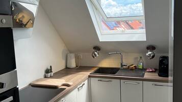 Frigorifero, microonde, forno, piano cottura