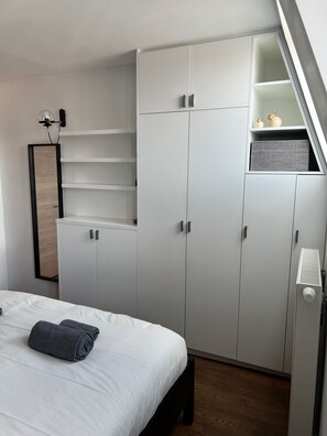 2 soverom, skrivebord, strykejern/-brett og wi-fi