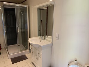 Regadera y papel de baño 