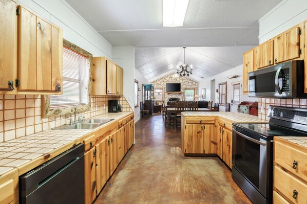 Refrigerador, microondas, horno y parrilla de estufa 
