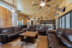 TV - Directly ON the Frio River, private golf cart/walking path, hot tub, swimming pool, 3 master suites (Concan)
