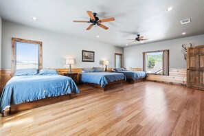 7 bedrooms, WiFi - Directly ON the Frio River, private golf cart/walking path, hot tub, swimming pool, 3 master suites (Concan)