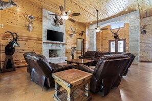 TV - Directly ON the Frio River, private golf cart/walking path, hot tub, swimming pool, 3 master suites (Concan)