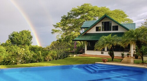 4 bdrs, Casa Shanti, ocean view & large pool!