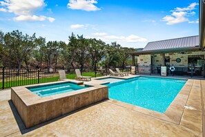 Pool - Walk to THE Frio River-access included + private swimming pool, hot tub & outdoor kitchen (Concan)
