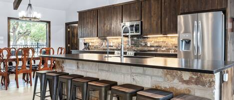 Een koelkast, een magnetron, een oven, een kookplaat