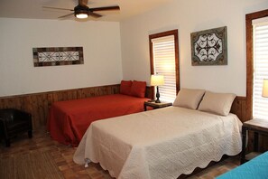 5 bedrooms, WiFi - Swimming pool, outdoor kitchen, firepit, NO bunk beds, less than 5-minute drive to THE Frio River (Concan)
