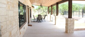 Swimming pool, outdoor kitchen, firepit, NO bunk beds, less than 5-minute drive to THE Frio River