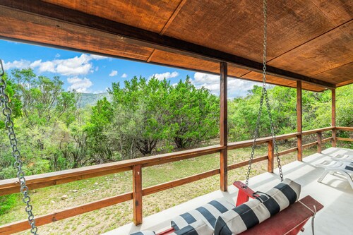 Cottage in the heart of Concan surrounded by nature & less than 5-minute drive to THE Frio River