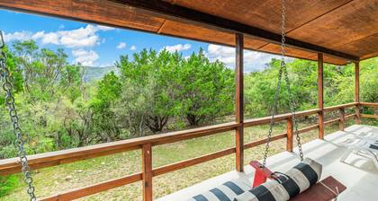 Cottage in the heart of Concan surrounded by nature & less than 5-minute drive to THE Frio River