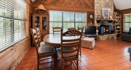 Cottage in the heart of Concan surrounded by nature & less than 5-minute drive to THE Frio River
