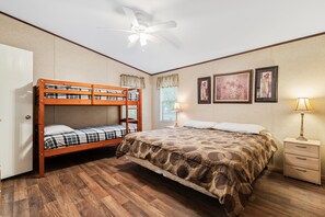 4 bedrooms, WiFi - Park right at the river's edge with exclusive river frontage right in the heart of Concan (Concan)