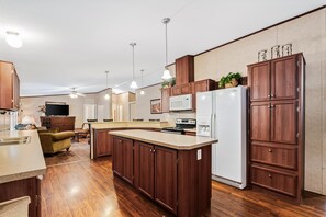 Réfrigérateur, four à micro-ondes, un four, surface de cuisson