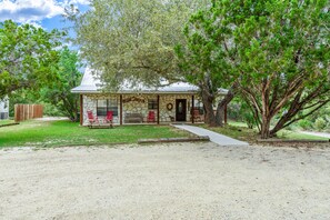 Exterior - Directly ON the river, right in the heart of Concan, with outdoor fireplace & exclusive river access (Concan)