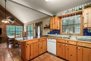 Fridge, microwave, oven, stovetop - Directly ON the river, right in the heart of Concan, with outdoor fireplace & exclusive river access (Concan)
