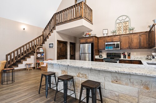 Private pool, excellent price, less than 5-minutes to THE Frio River