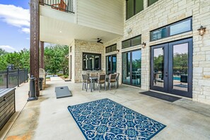 Outdoor dining - The most Instagram-able house in Concan. Private pool, hot tub, minutes to THE Frio River (Concan)
