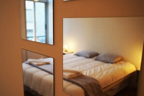 3 bedrooms, iron/ironing board, WiFi, bed sheets - Metro Apartment(subway 30 meters/ direct airport) (Porto)