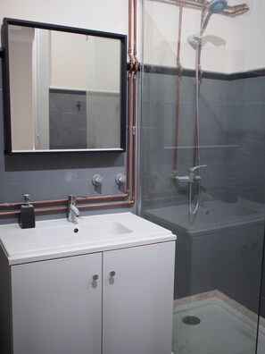 Douche, sèche-cheveux, bidet, serviettes fournies
