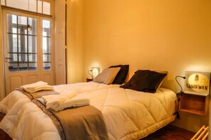 3 bedrooms, iron/ironing board, WiFi, bed sheets - Metro Apartment(subway 30 meters/ direct airport) (Porto)