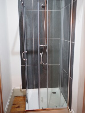 Doccia, asciugacapelli, bidet, asciugamani