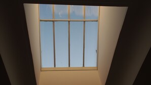 Une lucarne offrant une vue dégagée sur le ciel.