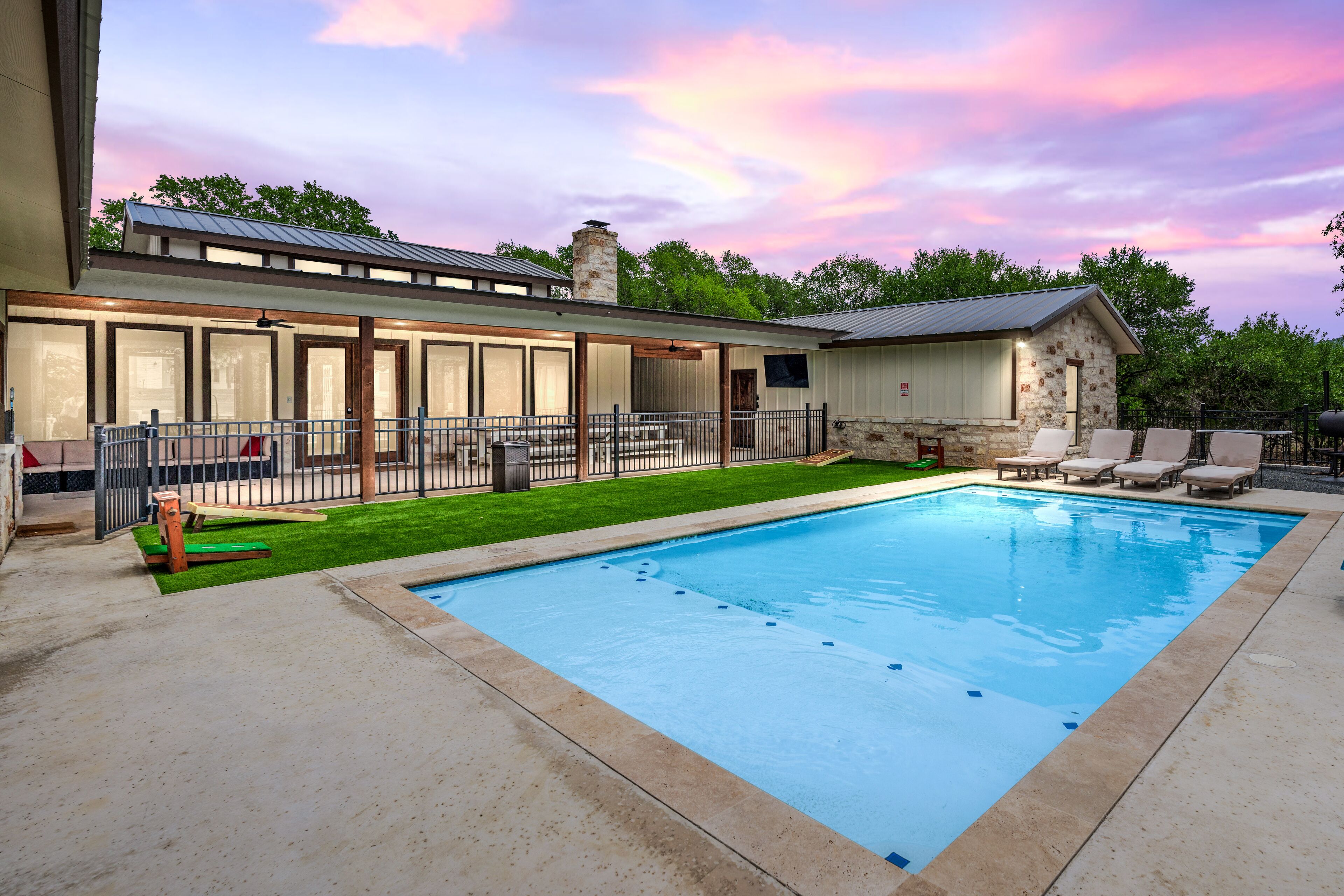 Private pool, huge outdoor entertainment area, 1-story & less than 5-minute drive to THE Frio River