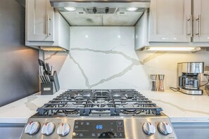 Réfrigérateur, four à micro-ondes, un four, surface de cuisson