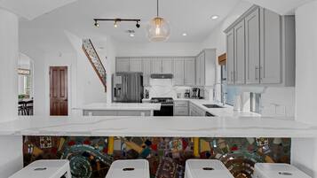 Een koelkast, een magnetron, een oven, een kookplaat