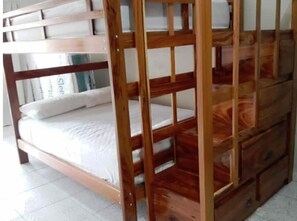 1 habitación, escritorio, tabla de planchar con plancha y wifi gratis 