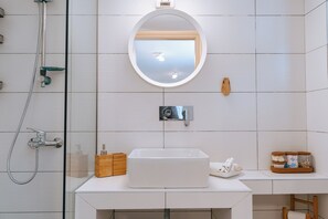 تجهيزات دش، مجففات شعر، مناشف، صابون