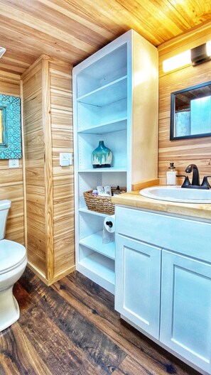 Combined shower/tub, towels, soap, shampoo