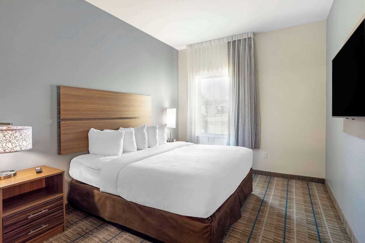 Suite, 1 King-Bett, Nichtraucher (Efficiency) | 1 Schlafzimmer, Verdunkelungsvorhänge, Bügeleisen/Bügelbrett
