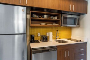1 bedroom, blackout drapes, iron/ironing board, free WiFi - MainStay Suites North - Central York (York)