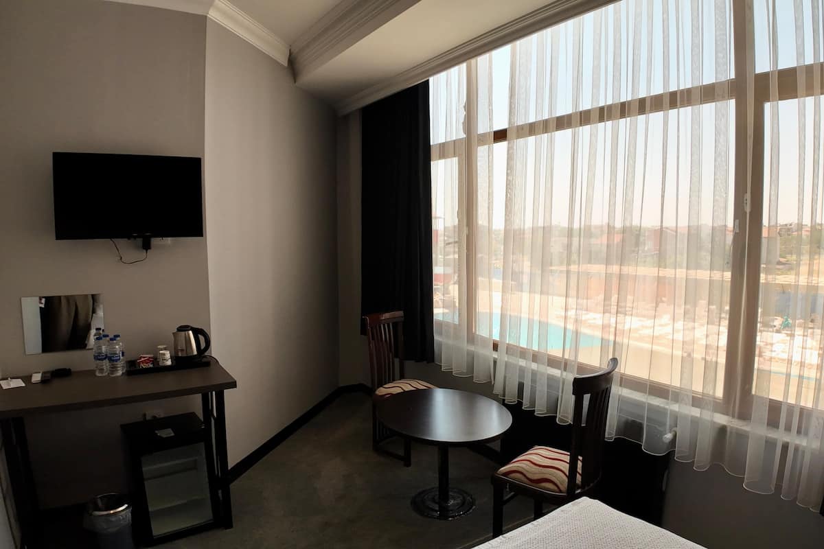 Classic Triple Room | In-room safe, desk, free WiFi