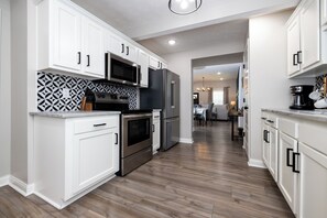 Refrigerador, microondas, horno y parrilla de estufa 