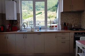 Réfrigérateur, un four, surface de cuisson, lave-vaisselle