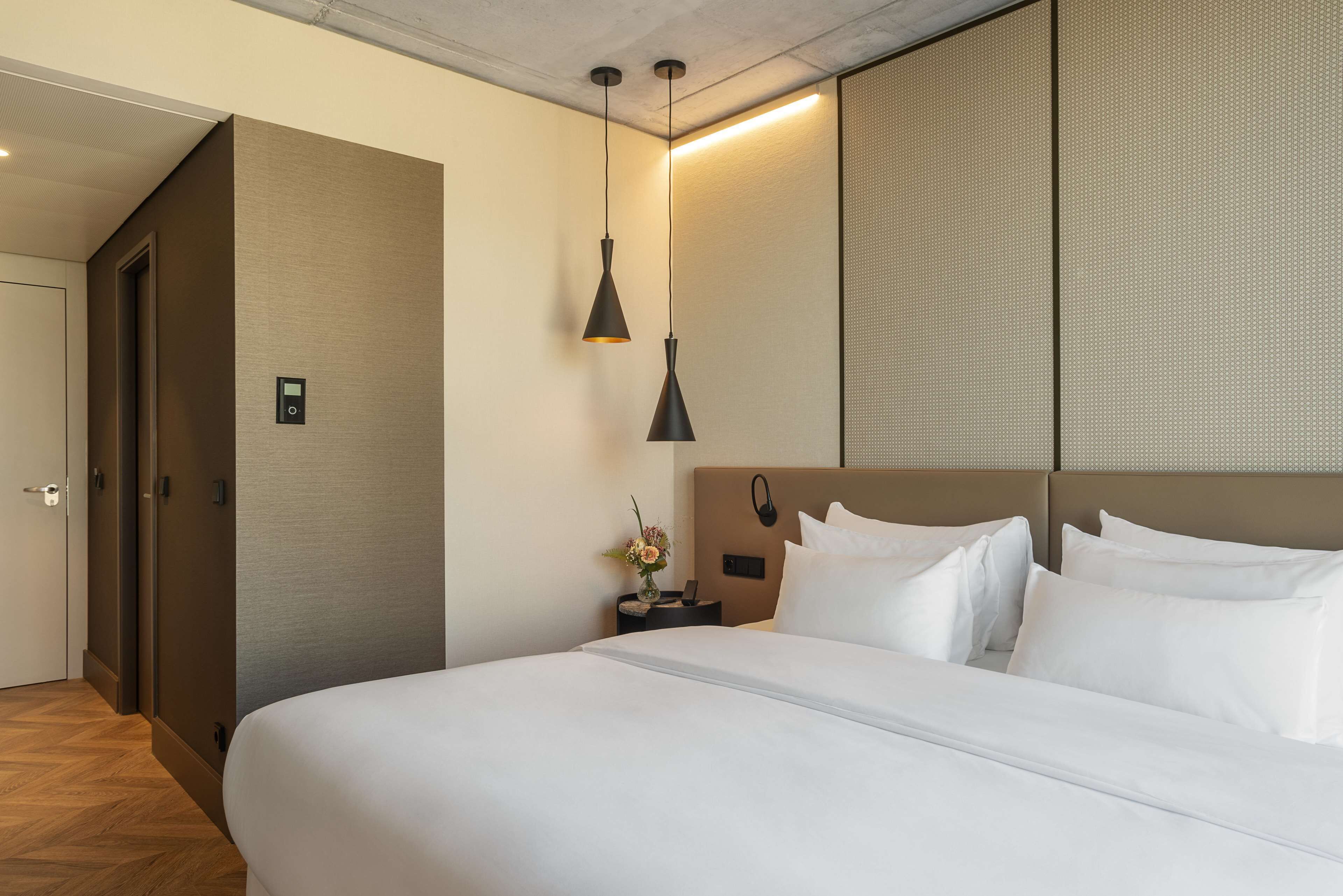 Frigobar, cofres nos quartos, escrivaninha, quartos à prova de som