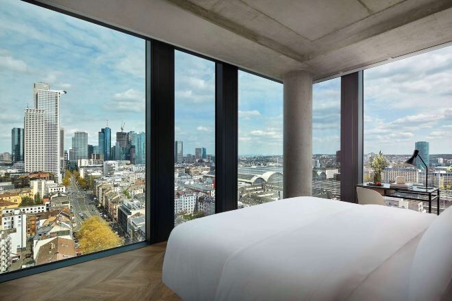 Minibar, caja de seguridad en la habitación y escritorio 