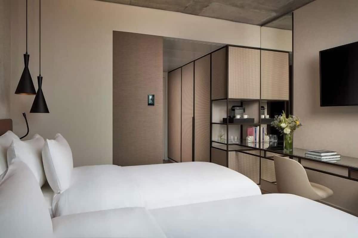 Minibar, Zimmersafe, Schreibtisch, schallisolierte Zimmer