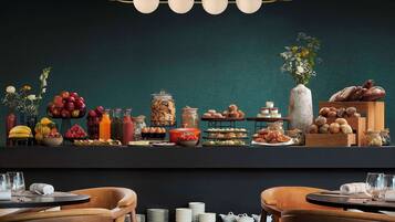 Bữa sáng buffet hàng ngày với phụ phí nhỏ