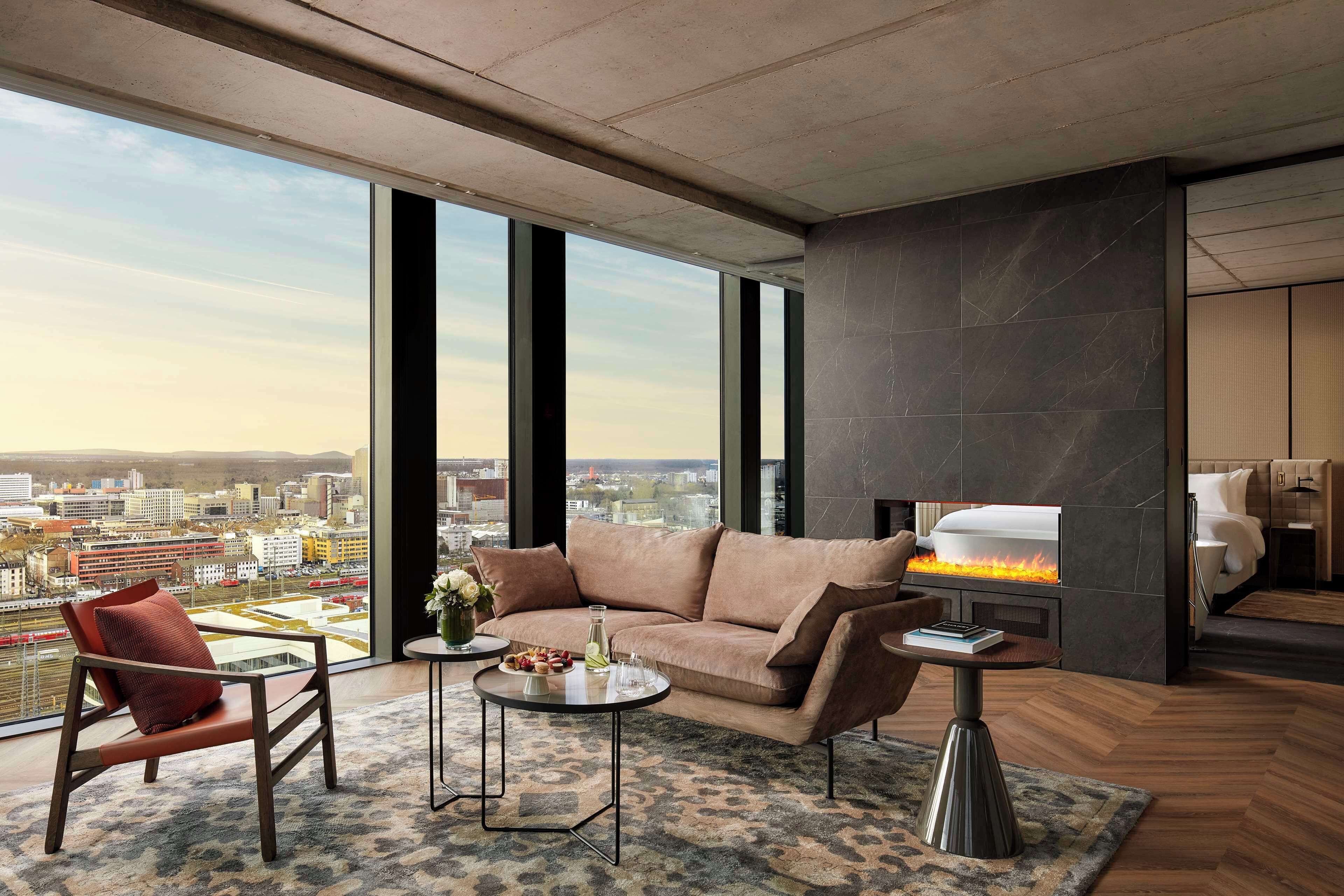 Minibar, caja de seguridad en la habitación y escritorio 