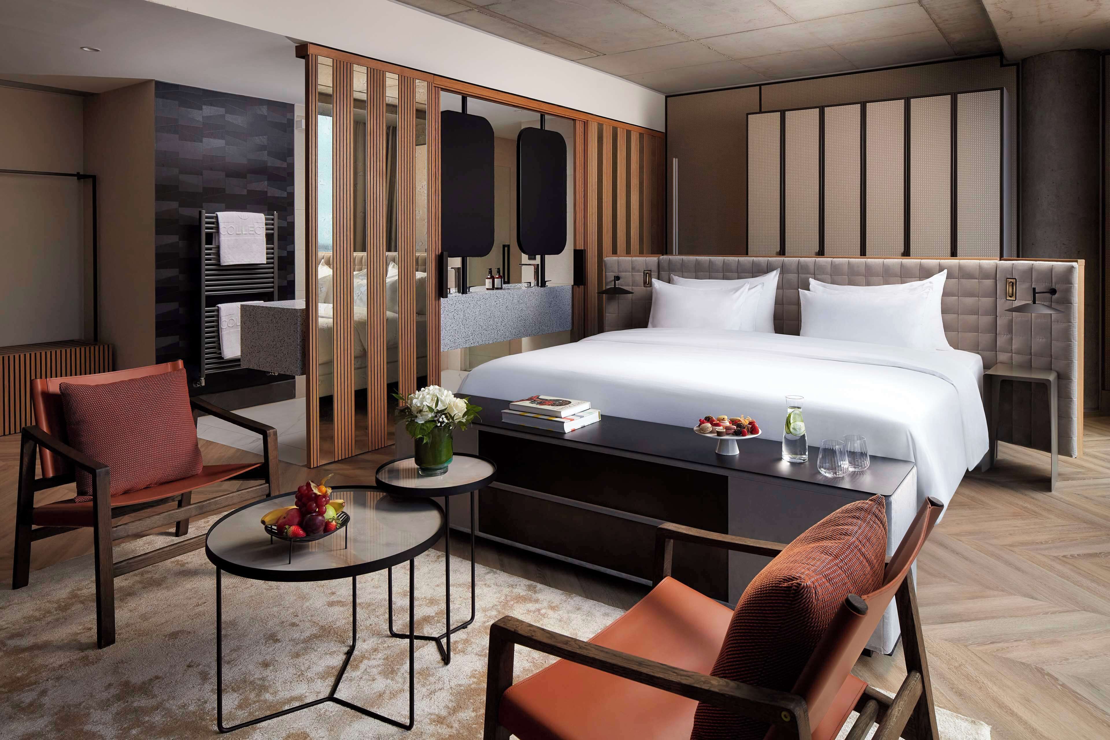 Frigobar, cofres nos quartos, escrivaninha, quartos à prova de som