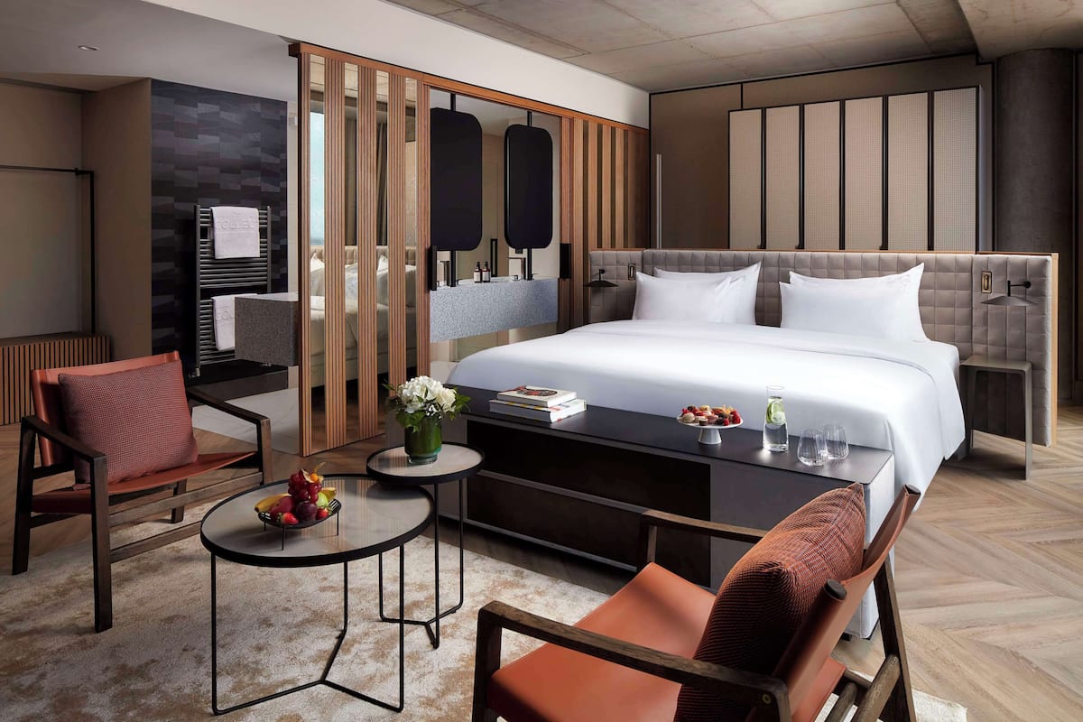 1 dormitorio, minibar, caja fuerte y escritorio