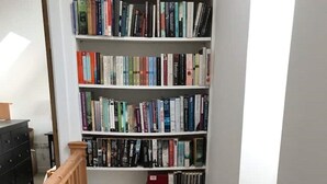 Een meerlaags boekenkast met verschillende boeken.