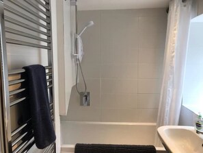 Ducha y bañera combinadas, secador de pelo, toallas y jabón