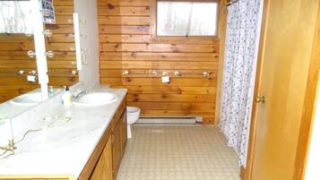 シャワー付き浴槽、石鹸、トイレットペーパー